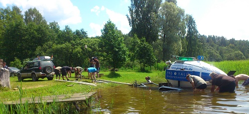 U-Boot Comet: zuwasserlassen im KalaSee.